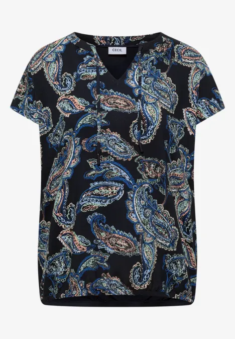Damesblouse zwart met korte mouwen, blauw-witte paisleyprint en V-hals.