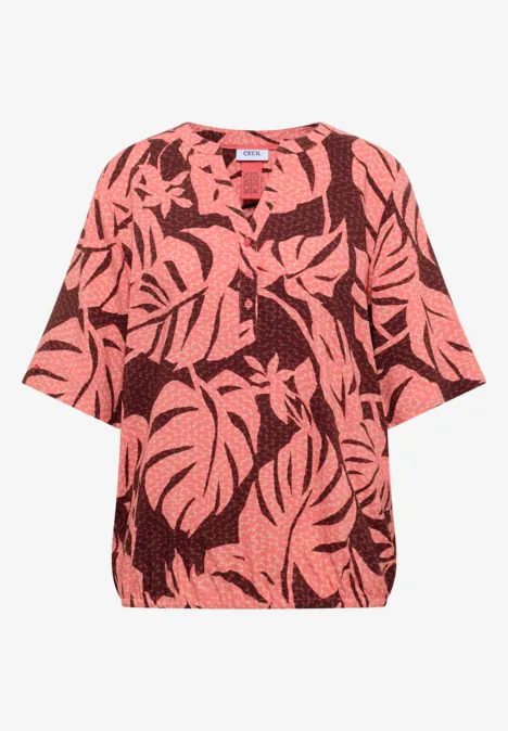 Locker geschnittene rosa Bluse mit dunkelrotem Monstera-Blättermuster und halblangen Ärmeln
