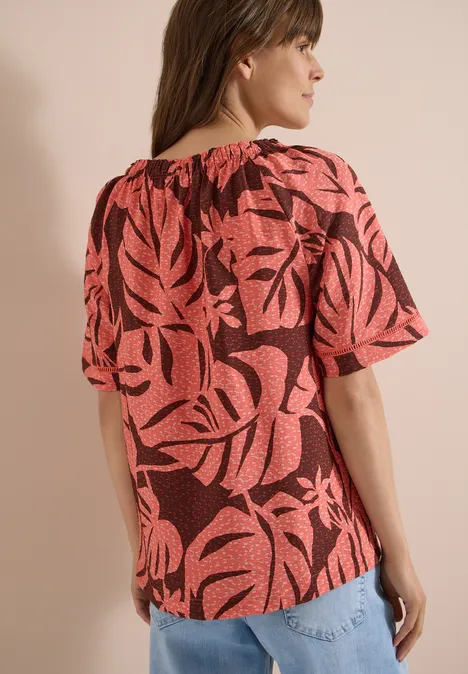 Carmen-Bluse mit Kurzarm und Blätterprint coral Rückenansicht einer roten Bluse mit schwarzen Blattmustern und kurzen Ärmeln.