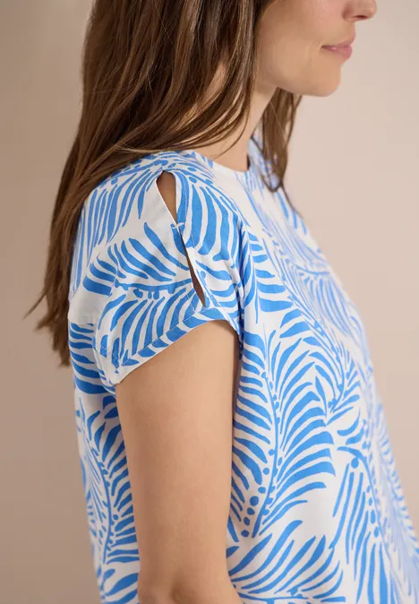 Dropped Shoulder Shirt mit Print vanilla white Frau in Seitenansicht trägt T-Shirt mit blau-weißem Blattmuster.