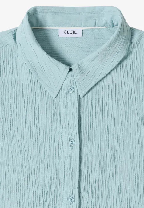 eine mintgrüne, texturierte Bluse mit Knopfleiste und Hemdkragen