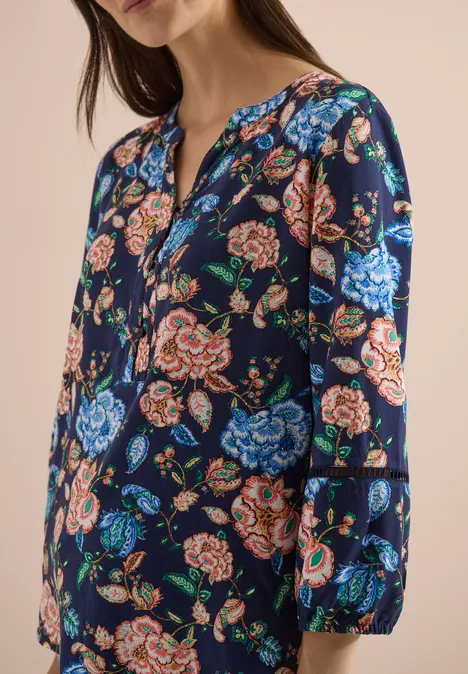 Damenbluse in Dunkelblau mit buntem Blumenmuster, lange Ärmel und Rundhalsausschnitt mit Knopfdetail