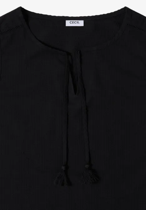 Schwarze Bluse mit rundem Ausschnitt, Schlitz und dekorativen Bindebändern vorne.