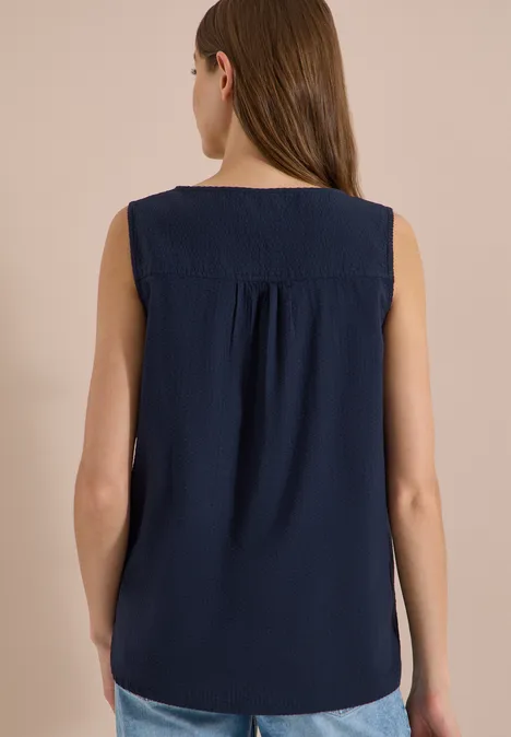 Blusentop mit Split Neck und Bändern universal blue Rückenansicht einer Frau im ärmellosen dunkelblauen Top.
