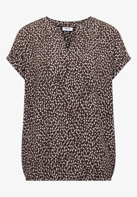 Blouse marron à col V, manches courtes, motif tacheté crème.