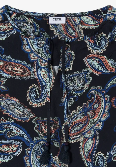 Dunkelbluse von CECIL mit buntem Paisley-Muster und Schnürung am Ausschnitt.