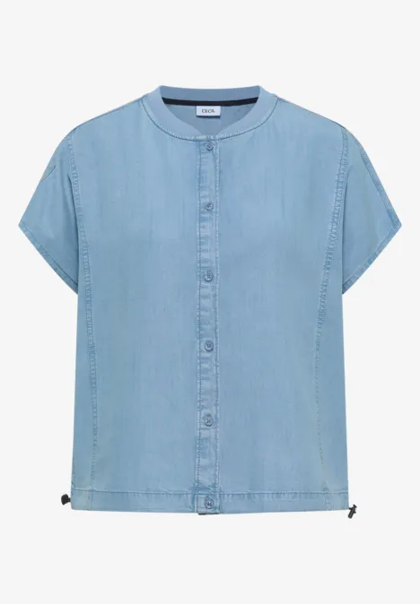 Lichtblauwe denim top met korte mouwen, opstaande kraag en knoopsluiting.