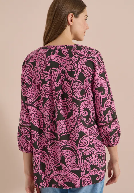 Tuniek met 3/4-mouwen en print raw khaki Vrouw van achteren in een blouse met roze-zwarte paisleyprint.