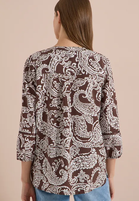 Tuniek met 3/4-mouwen en print brown cacao Vrouw van achteren in bruine blouse met wit paisleymotief.