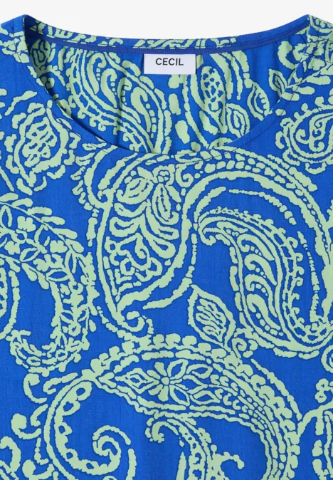 Blusenshirt mit Rundhals und Print surf blue Nahaufnahme eines blauen Oberteils mit hellgrünem Paisley- und Blumenmuster, Label "CECIL" sichtbar