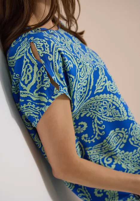 Blusenshirt mit Rundhals und Print surf blue Seitliche Ansicht einer Person in blauem Shirt mit grünem Paisley-Muster.