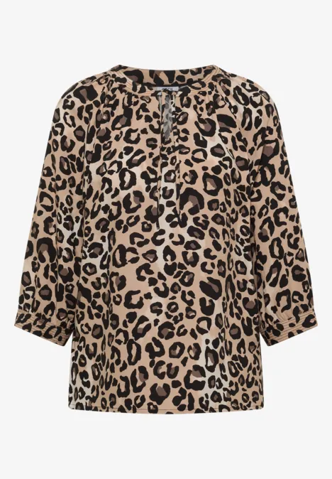 Beige Bluse mit schwarzem Leopardenmuster und 3/4-Ärmeln.