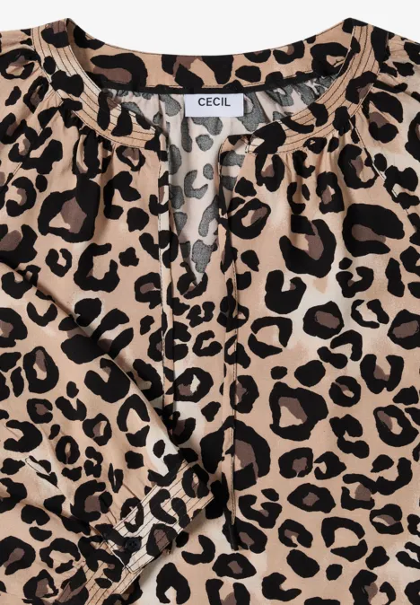 Leopardenprint-Bluse mit V-Ausschnitt, Knopfleiste und langen Ärmeln.