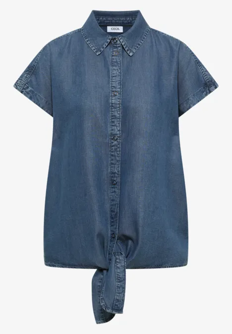 Chemisier à épaules tombantes, effet denim mid blue wash Blouse en jean bleu à manches courtes, col classique, boutonnée et nouée devant.