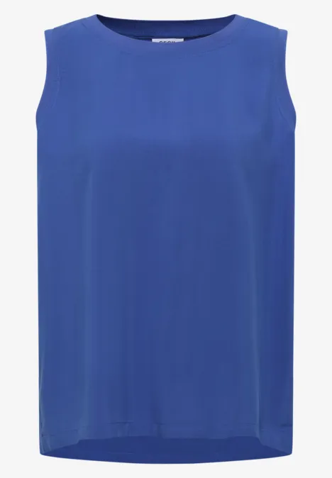 Ein ärmelloses blaues Top mit Rundhalsausschnitt.