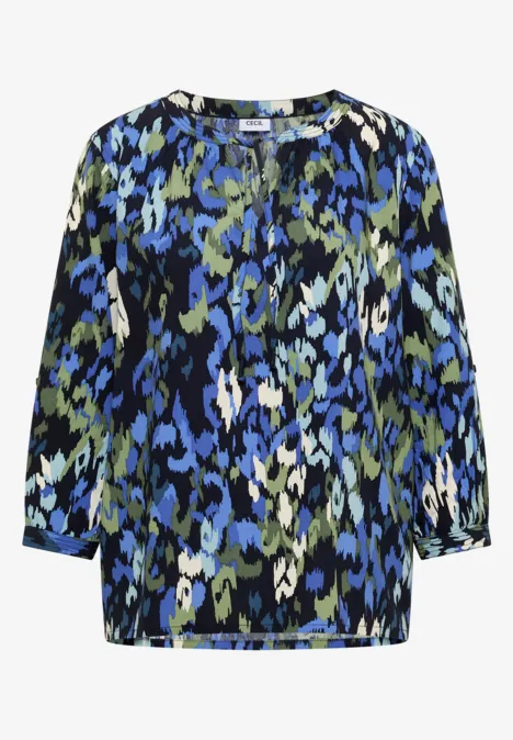 Lockere Bluse mit abstraktem Camouflage-Print in Blau, Grün, Schwarz und Weiß, 3/4-Ärmel und Rundhals.