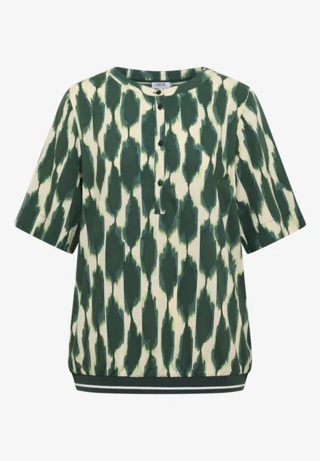 Grünes kurzärmeliges Top mit weißen, unregelmäßigen Ikat-Muster, Knopfleiste und geripptem Saum.