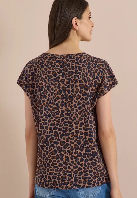 Chemisier à épaules tombantes avec nœud creamy mocha Frau von hinten in kurzärmeligem, braun-schwarzem Leoparden-Print-Shirt.