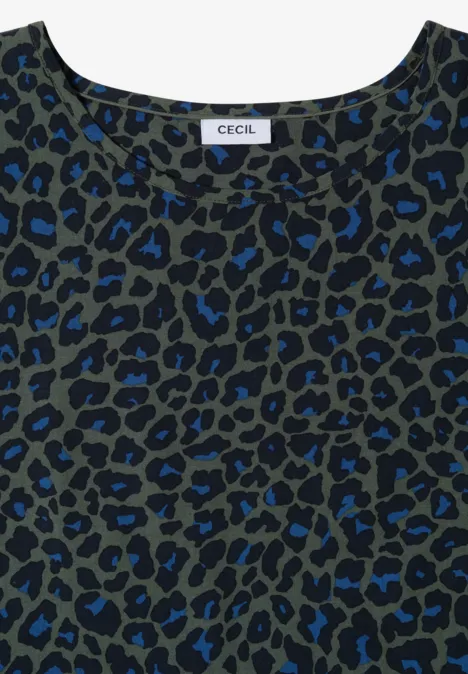 Chemisier à épaules tombantes avec nœud dried olive green Dunkelgrünes Langarmshirt mit blau-schwarzem Leopardenmuster und Rundhalsausschnitt.