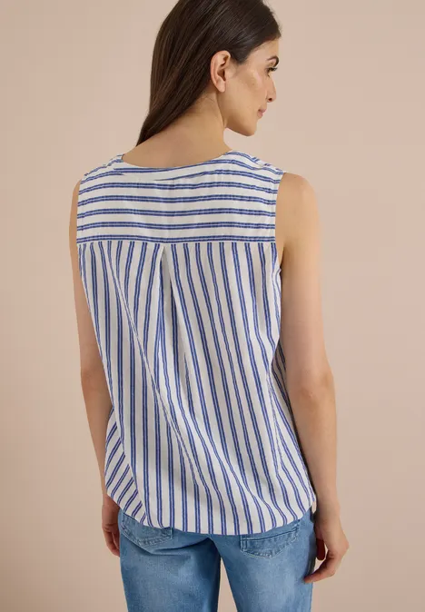 Frau von hinten in ärmellosem, blau-weiß gestreiftem Top mit Kellerfalte am Rücken und Jeans