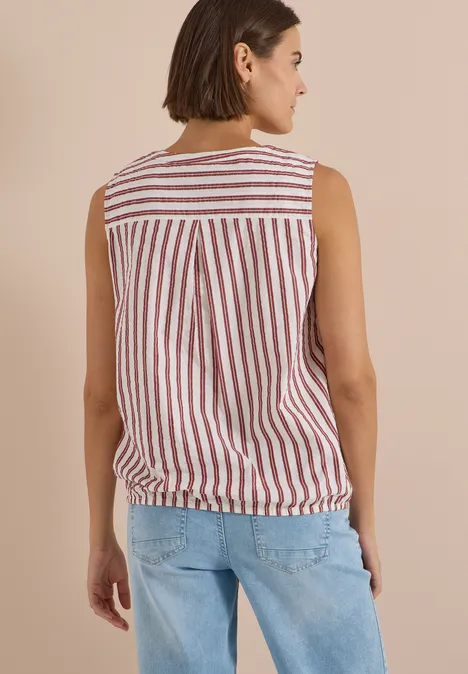 Seersucker Blusentop mit Streifen russet red Eine Frau von hinten trägt eine ärmellose Bluse mit roten und weißen Streifen und Jeans.
