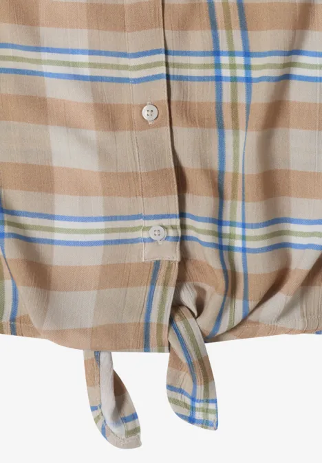 Nahaufnahme eines karierten Hemds mit Knoten und Knopf in Beige, Blau, Weiß und Braun.
