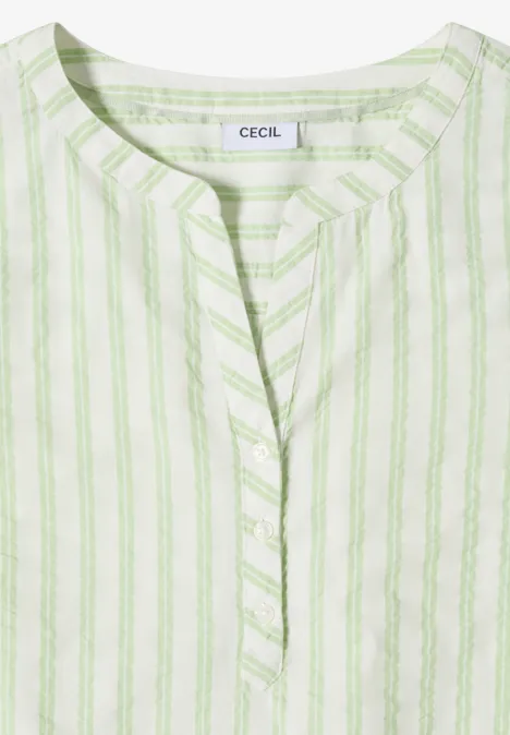 Chemisier à manches courtes, à col fendu et rayures raw matcha lime Leichte weiße Bluse mit hellgrünen, vertikalen Streifen und kleinem V-Ausschnitt.