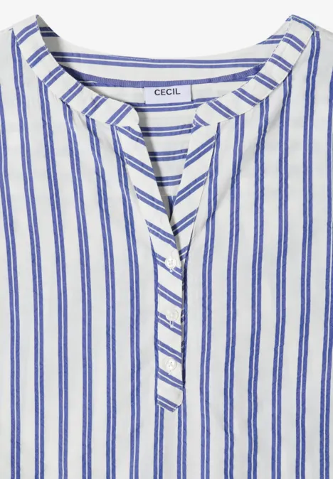 Chemisier à manches courtes, à col fendu et rayures deep river blue Weiße Bluse mit dünnen blauen Streifen, Rundhalsausschnitt und Knopfleiste, Label „CECIL“ sichtbar.