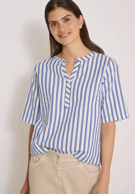 Chemisier à manches courtes, à col fendu et rayures deep river blue Frau in lockerer Bluse mit weißen und blauen Streifen und 3/4-Ärmeln