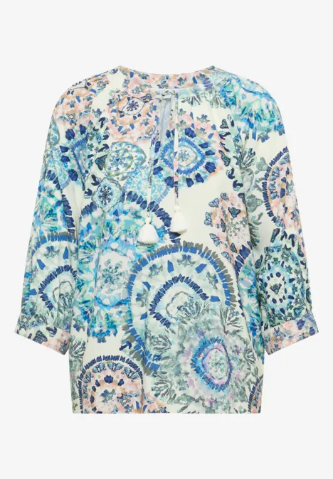 Leichte, locker sitzende Bluse mit 3/4-Ärmeln und floralem Muster in Blau- und Grüntönen.