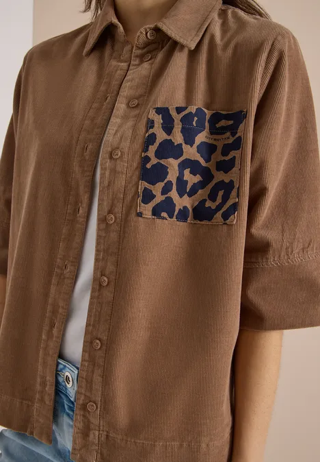 Overhemd met korte mouwen van corduroy met borstzak creamy mocha Braunes Hemd mit kurzen Ärmeln und auffälliger dunkelblauer Leoprint-Tasche auf der Brust.