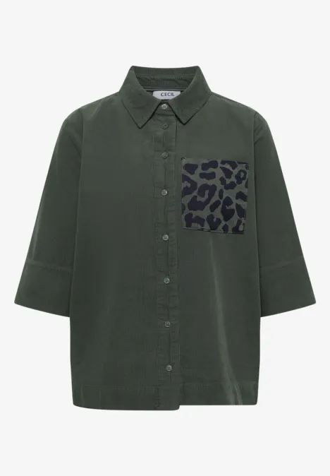 Overhemd met korte mouwen van corduroy met borstzak dried olive green Dunkelgrüne Bluse mit 3/4-Ärmeln und Leopardenmuster auf der Brusttasche.