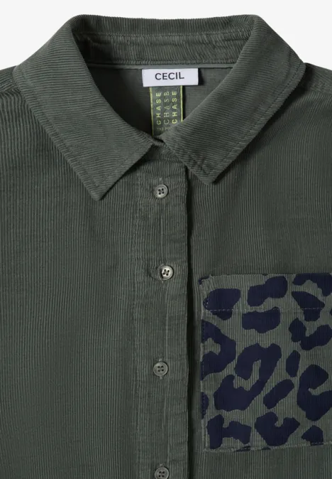 Overhemd met korte mouwen van corduroy met borstzak dried olive green Dunkelgrüne Hemdbluse mit Knopfleiste, Kragen und auffälliger Leoparden-Print-Tasche.