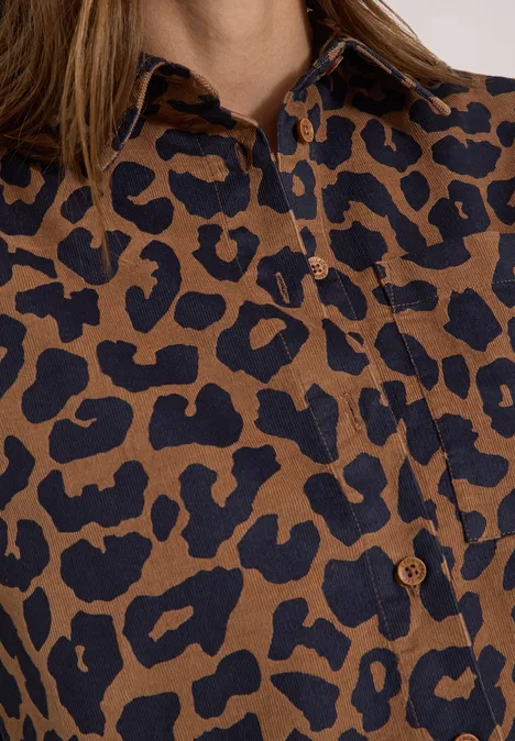 Overhemd met korte mouwen van corduroy met luipaardprint creamy mocha Close-up van een bruin overhemd met zwart luipaardpatroon.