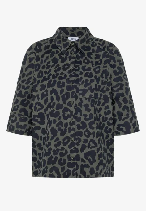 Dunkelgrün-schwarz leopardgemusterte Hemdbluse mit halbhohen Ärmeln und klassischem Kragen.
