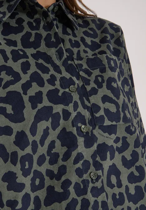 Overhemd met korte mouwen van corduroy met luipaardprint dried olive green Close-up van een olijfgroen overhemd met zwarte luipaardprint en knoopsluiting.
