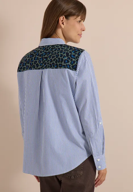 Hemdbluse mit Streifen und Leo-Brusttasche blouse blue Frau von hinten in blau-weiß gestreifter Bluse mit gemustertem Besatz am Rücken.