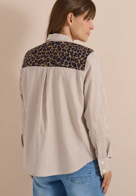 Hemdbluse mit Streifen und Leo-Brusttasche creamy mocha Frau trägt gestreifte Bluse mit Leo-Besatz am Rücken und Jeans.