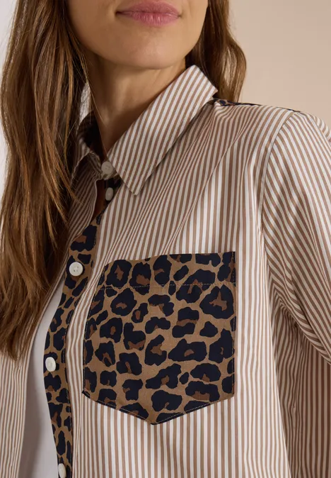 Hemdbluse mit Streifen und Leo-Brusttasche creamy mocha Damenbluse mit cremefarbenen Streifen und einer Brusttasche in Leopardenmuster.