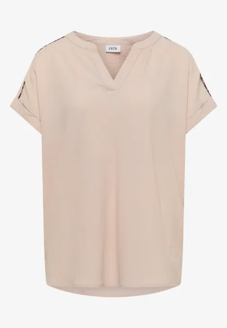 Beige, kurzärmlige Damenbluse mit V-Ausschnitt und aufgekrempelten Ärmeln