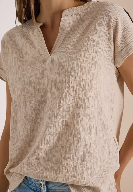 Beige, leicht strukturierte Bluse mit kurzem Arm und V-Ausschnitt, locker fallend