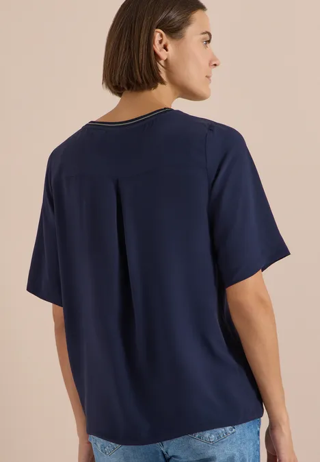 Blouse met korte mouwen en ronde hals urban dark blue Rückansicht einer Frau in locker sitzendem, dunkelblauem T-Shirt und Jeans.