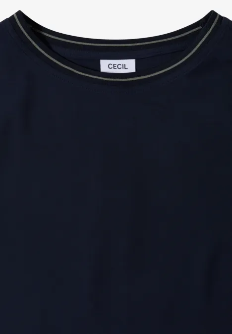 Blouse met korte mouwen en ronde hals urban dark blue Schlichtes dunkelblaues T-Shirt mit Rundhalsausschnitt und Markenlabel am Kragen.