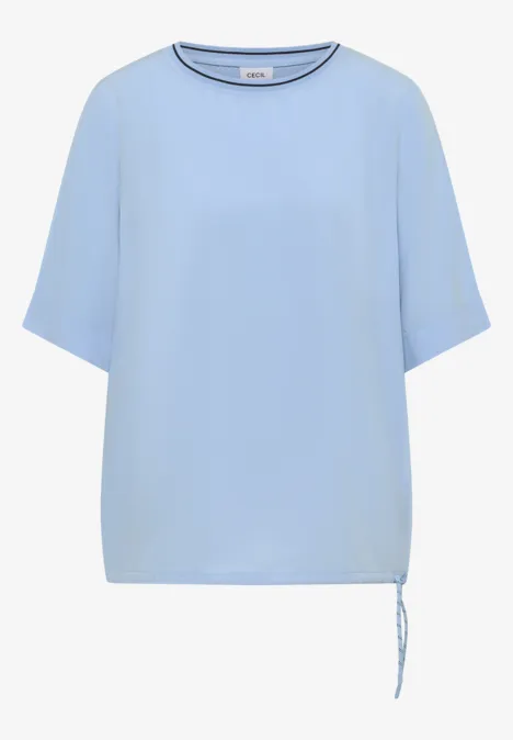 Leichtes hellblaues Kurzarm-Shirt mit Rundhalsausschnitt und seitlicher Kordel am Saum.