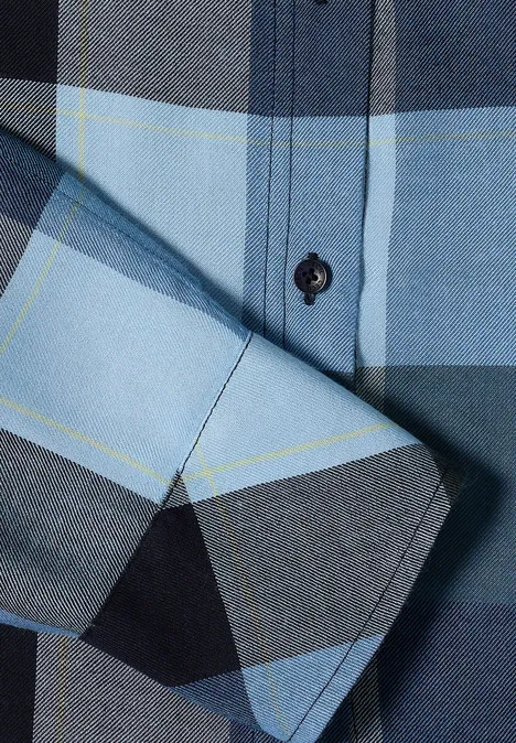 Nahaufnahme eines karierten Herrenhemds in Blau- und Grautönen mit Knopfleiste.