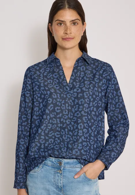 Langarm Bluse mit Laser-Print Dark blue wash Frau in blau gemustertem Langarmhemd mit Animal-Print und Jeans, stehend, eine Hand in der Tasche.