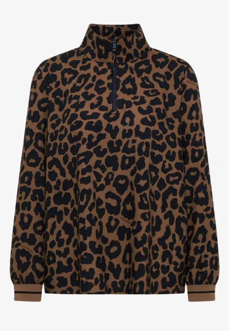 Damenpullover mit Leopardenmuster, hohem Kragen und halbem Reißverschluss in Braun und Schwarz.