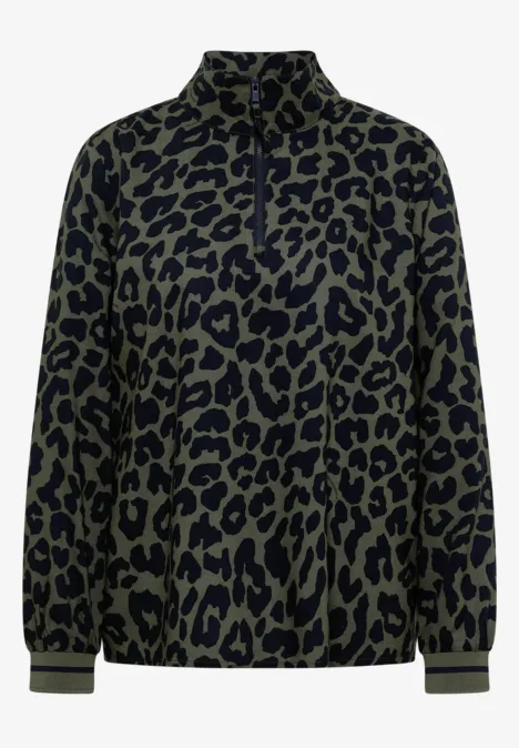 Olivgrüner Pullover mit halbem Reißverschluss und schwarzem Leopardenmuster.