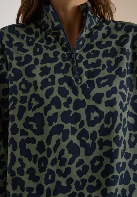 Damenpullover mit olivgrünem Untergrund und dunkelblauem Leopardenmuster, Zipper am Kragen
