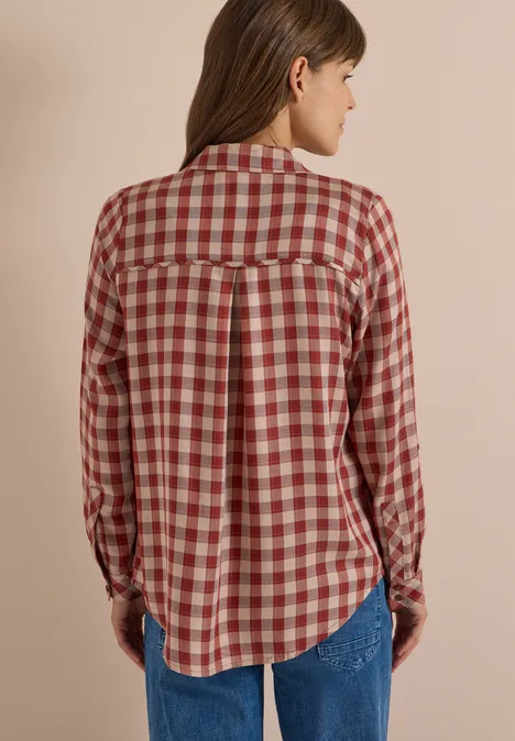 Chemisier à manches longues à carreaux dark russet red Vue de dos d'une personne portant une chemise à carreaux manches longues et un jean.